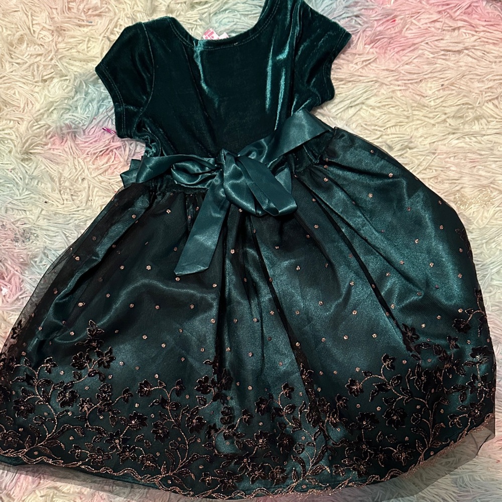 Elegant Green Velvet Kids Formal Dress - Picture 2 of 2
